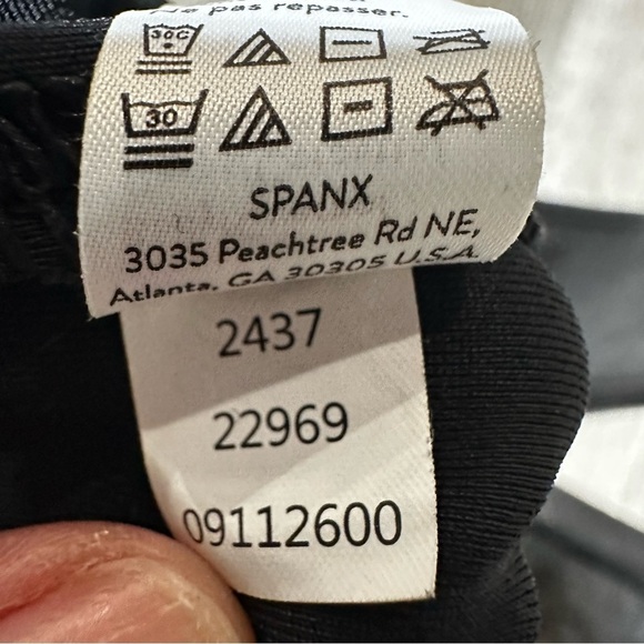 Spanx  Women's faux leather Leggings, Size Small- Black shape wear like new - Picture 7 of 9